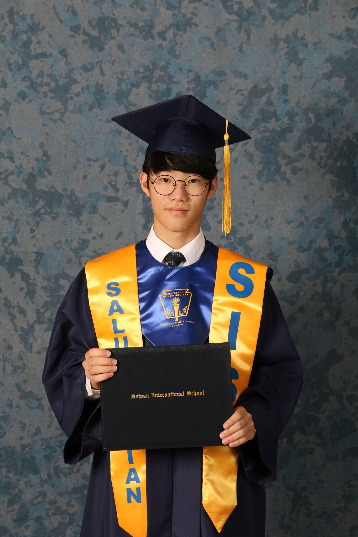 2 valedictorians and 2 salutatorians for SIS Class of 2020